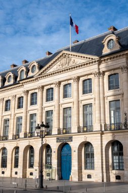 Paris, Fransa - 23 Ekim 2022: Fransa Adalet Bakanlığı 'nın dış görünümü, aynı zamanda Vendome Meydanı' nda bulunan 