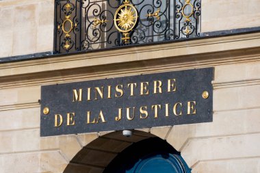 Paris, Fransa - 23 Ekim 2022: Fransa Adalet Bakanlığı 'nın girişinde imzalanan imza, aynı zamanda Vendome Meydanı' nda bulunan 