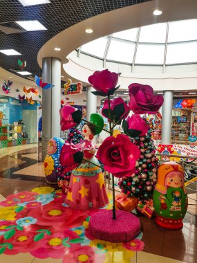 Krasnodar, Rusya - 25 Aralık 2020: Yuva bebekleri, yapay çiçekler, SBS Megamall alışveriş merkezinde Noel oyuncaklarıyla süslenmiş bir Noel ağacı