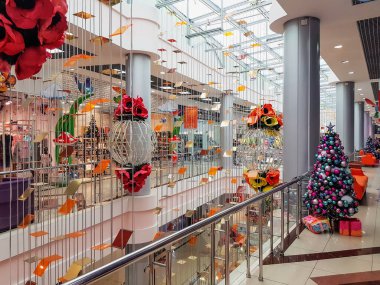 Krasnodar, Rusya - 25 Aralık 2020: SBS Megamall alışveriş merkezinde Noel oyuncaklarıyla süslenmiş yapay Noel ağacı ile güzel bir iç mekan