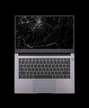 Siyah arkaplanda izole edilmiş kırık bir ekran ile bilgisayarı aç üst görünümü kapat