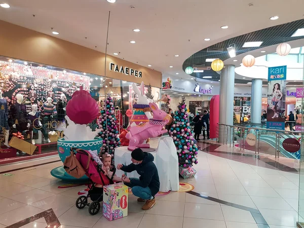 Krasnodar Rússia Dezembro 2020 Visitantes Shopping Center Sbs Megamall Decorados — Fotografia de Stock