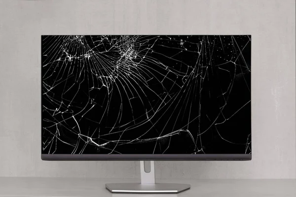 Monitor Ordenador Con Una Pantalla Rota Grietas Sobre Fondo Gris — Foto de Stock