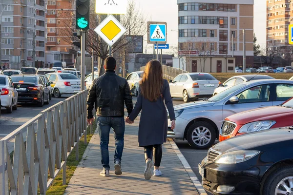 ロシアのクラスノダール 2020年12月17日 若い男と女の子が手をつないで街の通りを歩く — ストック写真