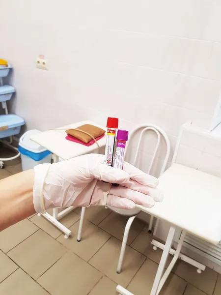 러시아의 크라스 노다르 2021 간호사가 활성화 장치를 혈액을 수있는 진공관을 — 스톡 사진