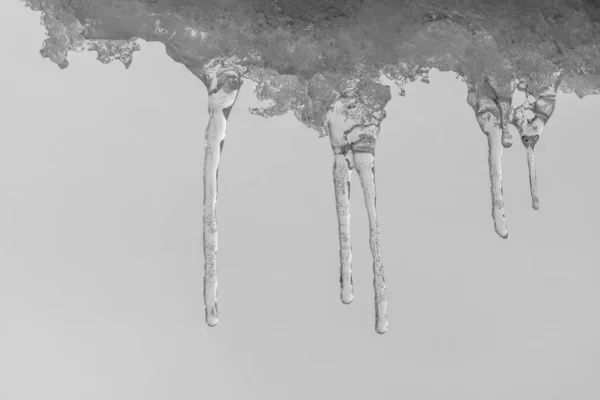 Gelo Neve Pendurado Telhado Contra Céu Cinza Foto Preto Branco — Fotografia de Stock