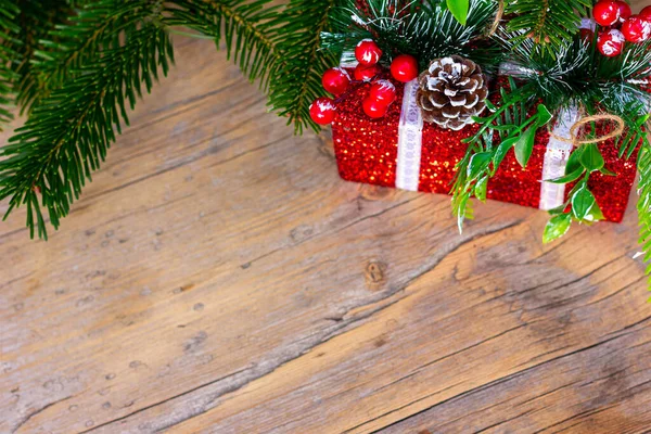 Kotak Hadiah Natal Dan Cabang Cemara Latar Belakang Kayu Dengan — Stok Foto