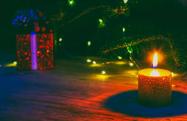 Red Christmas Box Gift Burning Candle Background Natural Fir Tree — Stock Photo, Image