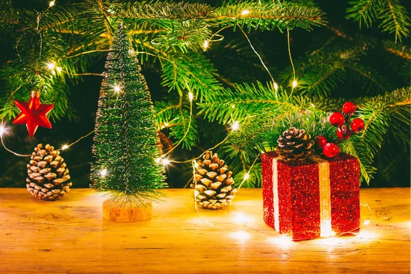 Kotak Natal Merah Dengan Hadiah Bintang Merah Dan Pohon Natal — Stok Foto