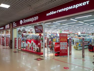 Krasnodar, Rusya - 25 Aralık 2020: alışveriş merkezindeki hobi hipermarket Leonardo sbs megamall