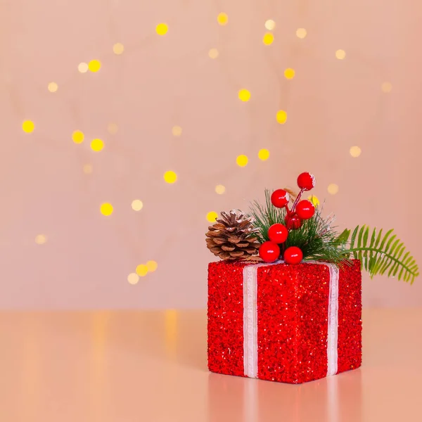 Rode Kerst Geschenkdoos Een Donkerroze Achtergrond Met Een Bokeh Van — Stockfoto