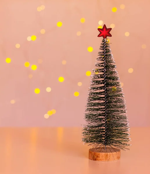 Kerstboom Met Een Rode Ster Een Donkerroze Achtergrond Met Een — Stockfoto