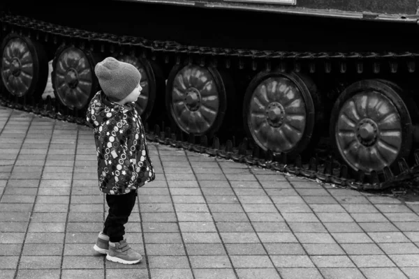 Niño Pequeño Para Mira Una Gran Instalación Militar Autopropulsada Una — Foto de Stock