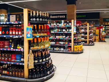 Krasnodar, Rusya - 8 Aralık 2021: Tabris mağazasında alkollü içeceklerle dolu raflar