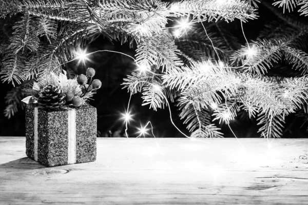 Pudełko Świąteczne Prezentem Tle Naturalnej Jodły Lampkami Świątecznymi Miejsca Kopiowania — Zdjęcie stockowe