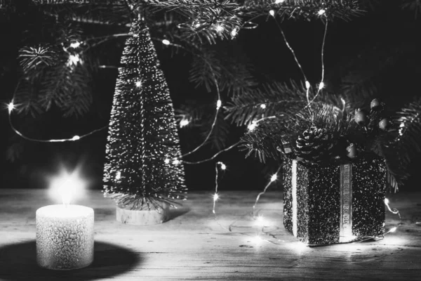 Een Kerstdoos Met Een Cadeau Een Brandende Kaars Een Kleine — Stockfoto