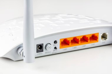 Bağlayıcılar, kontrol düğmeleri. Ian ve Adsl portları, beyaz arka planda gri antenli yeni bir beyaz Wi-Fi yönlendiricisi.