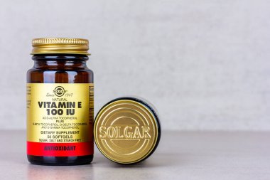 Krasnodar, Rusya - 17 Aralık 2021: Amerikan Solgar şirketinden E vitamini şişeleri