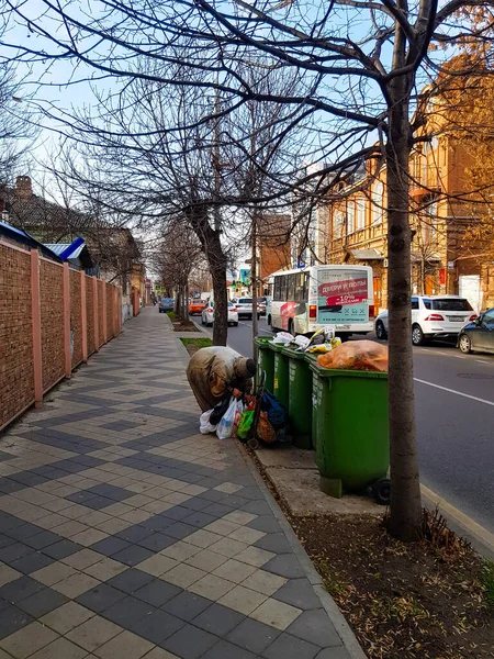 Krasnodar Russland Dezember 2021 Eine Obdachlose Frau Wühlt Müllsäcken Neben — Stockfoto