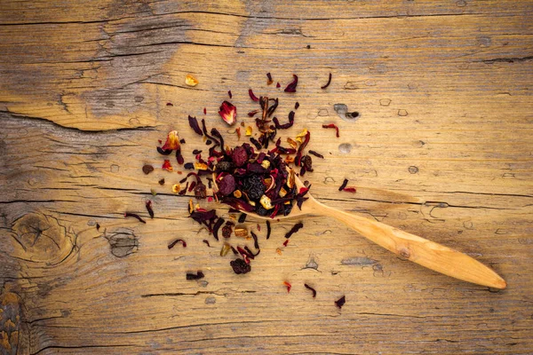 Деревянная Ложка Сушеным Цветочным Чаем Старом Деревянном Фоне — стоковое фото