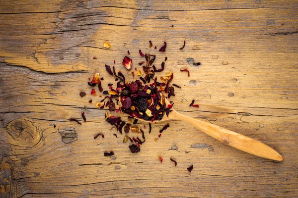 Cucchiaio Legno Con Bacche Fiori Essiccati Vecchio Sfondo Legno Vista — Foto Stock