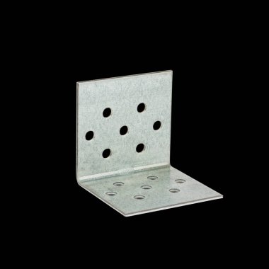 montaj için çelik köşe siyah bir arkaplanda izole edilmiştir.