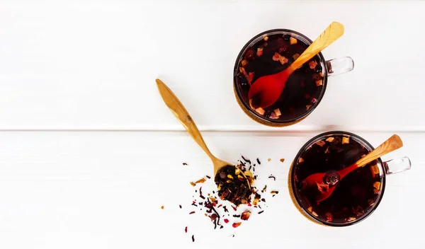 Dos Tazas Bayas Flores Con Cucharas Madera Soportes Corcho Una — Foto de Stock