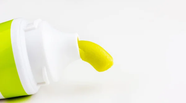 Πράσινη Οδοντόκρεμα Συμπιέζεται Από Ένα Σωλήνα Οδοντόπαστα Γκρο Πλαν Λευκό — Φωτογραφία Αρχείου