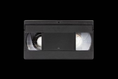 VHS video kaseti siyah arkaplan ön görüntüsünde izole edilmiştir