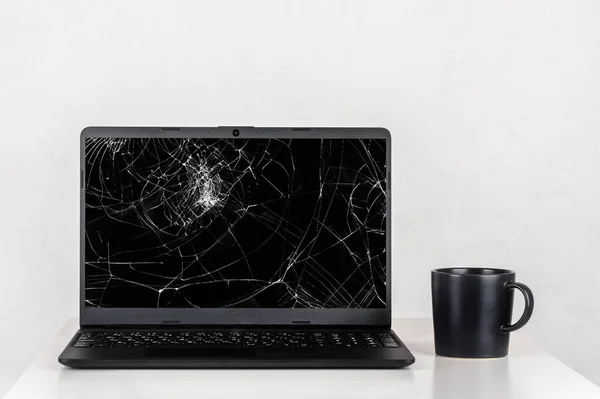Kırık Ekranlı Bir Dizüstü Bilgisayar Beyaz Bir Duvara Karşı Siyah — Stok fotoğraf