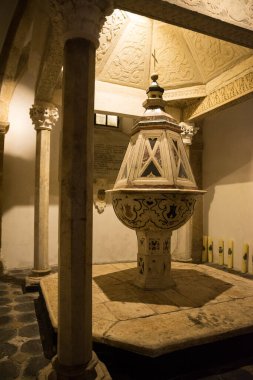 Taranto 'daki San Cataldo Basilica Katedrali' ndeki San Cataldo Kilisesi 'nin Baptisterisi. Apulia, İtalya.
