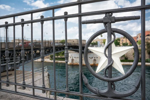 Taranto Şehrinin Rıhtımındaki Korkuluk Talya Nın Güneyinde Salıncak Köprüsünün Önünde — Stok fotoğraf