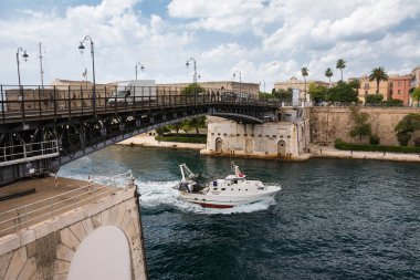 Taranto, İtalya - 18 Ağustos 2021: Taranto 'nun yeni şehri eski köyden ayıran salıncak köprüsü