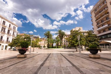 İtalya 'nın Taranto kentindeki Maria Immacolata Meydanı (Piazza Maria Immacolata) manzarası 