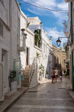 Monopoli, İtalya - 20 Ağustos 2021: Eski Monopoli kasabasında yayalar (Puglia)