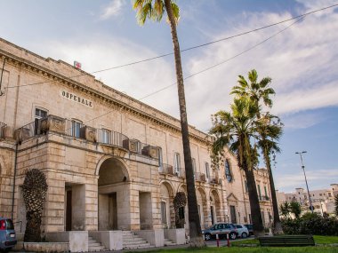 Puglia 'daki Monopoli hastanesinin eski cephesi (İtalya)