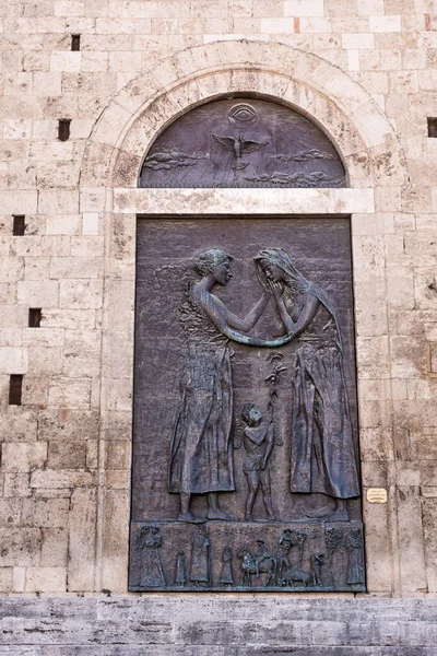 Rückportal Der Kathedrale Von Teramo Mit Niedrigen Reliefs — Stockfoto