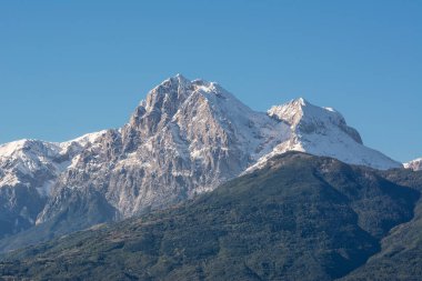 Abruzzo dağının manzarası Gran Sasso ve aşağıdaki tepelerin manzarası
