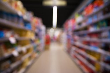 Süpermarket arkaplanının bulanık görüntüsü. Ürünlerle karıştırılmış raflar. Mağaza. Perakende sektörü. Rack. İndirim. Enflasyon ve kriz kavramı. Koridor.