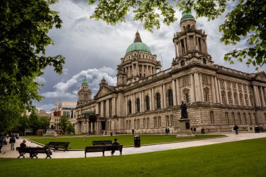 Belfast, Birleşik Krallık - 21 Mayıs 2022: Belfast Belediye Binası bulutlu bir günde, Belfast