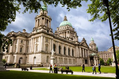 Belfast, Birleşik Krallık - 21 Mayıs 2022: Belfast Belediye Binası bulutlu bir günde, Belfast