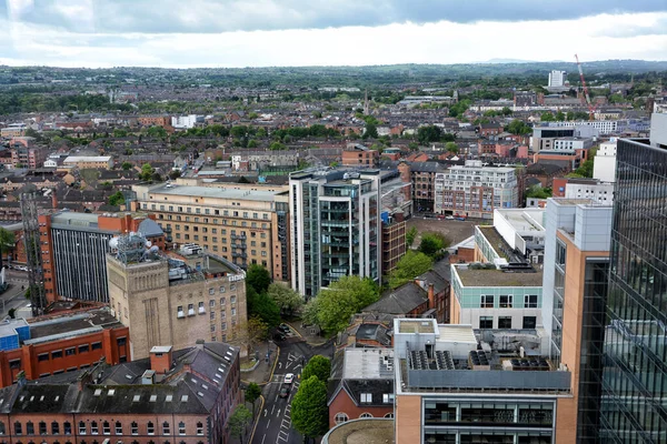 vBelfast, Birleşik Krallık - 20 Mayıs 2022: BBC sarayı ön planda Belfast 'taki bir gökdelenden şehrin havadan görüntüsü