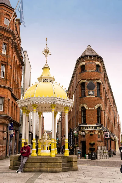 Belfast, Birleşik Krallık - 21 Mayıs 2022: Jaffe Memorial Fountain, Belfast 'ın merkezinde Bittles Bar ile Flatiron Sarayı' nın sonu