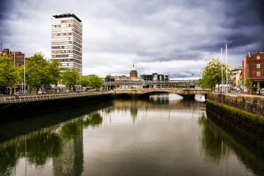Dublin, İrlanda - 22 Mayıs 2022: Millenium Köprüsü ve Liffey nehir kalesi Dublin, İrlanda 'nın merkezindeki Temple Bar Quarter' da.