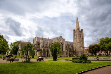 Dublin, İrlanda - 22 Mayıs 2022: St. Patrick Katedrali, Dublin, İrlanda 'nın merkezinde kulesi ve bahçeleri ile.
