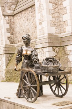 Dublin, İrlanda - 22 Mayıs 2022 Dublin 'in merkezindeki anıt, Molly Malone' a, efsanevi balıkçı eşi ve fahişeye