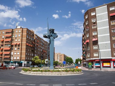 Alcala de Henares, İspanya - 18 Haziran 2022: La Mancha 'lı Don Kişot' un stilize edilmiş heykeli, yazar Cervantes 'in memleketinin dönüm noktasında