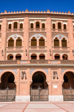 Madrid 'deki Plaza de Toros' un dışındaki pencere ve kapıların detayları.