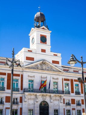 Madrid 'deki Sol Meydanı' ndaki Postane Royale binasının cephesi.