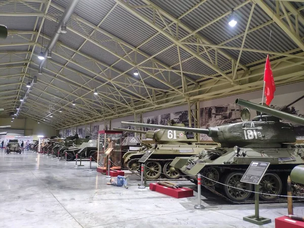 Москва, Росія - 8 серпня 2021: експозиція танків і танкових снарядів в музеї. Бойові танки Радянського Союзу. — стокове фото
